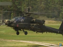 Juntos pela primeira vez Helicópteros Apache AH-64E em ação